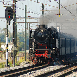 Celebration of the centenary of Haarlem Railway Station: Engine 65 018 of the SSN passing at Lisse