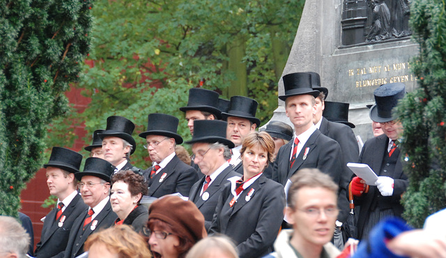 The Mayor and other dignitaries in front of the Van der Werff monument