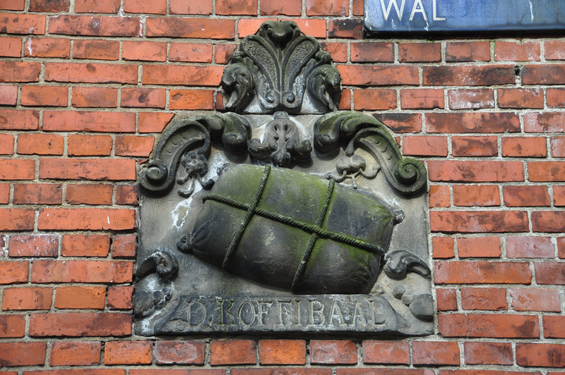 Gable stone D'Koffibaal