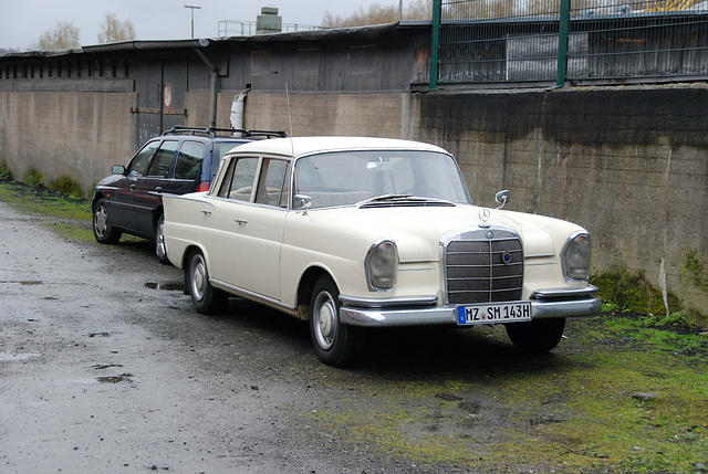 Mercedes-Benz 220 S