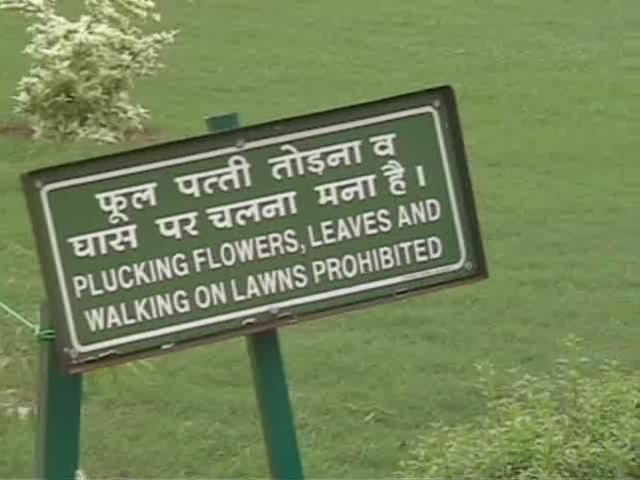 Agra keep off grass sign