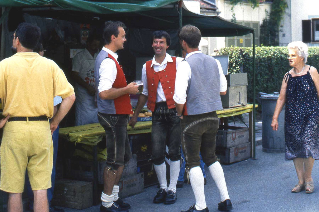 Drei Freunde in Tracht beim Dorffest