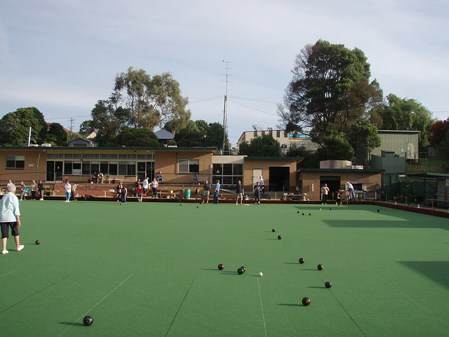 barefoot bowls in Fishy