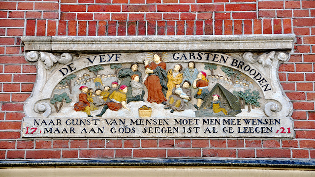 Gable stone De Veyf Garsten Brooden