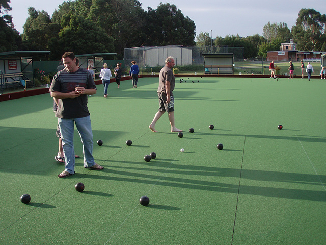 barefoot bowls in Fishy