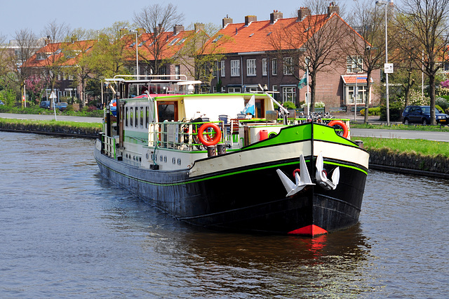 Motor passenger ship Jelmar waiting for the Spanjaardsbrug (Spaniard's Bridge) in Leiden