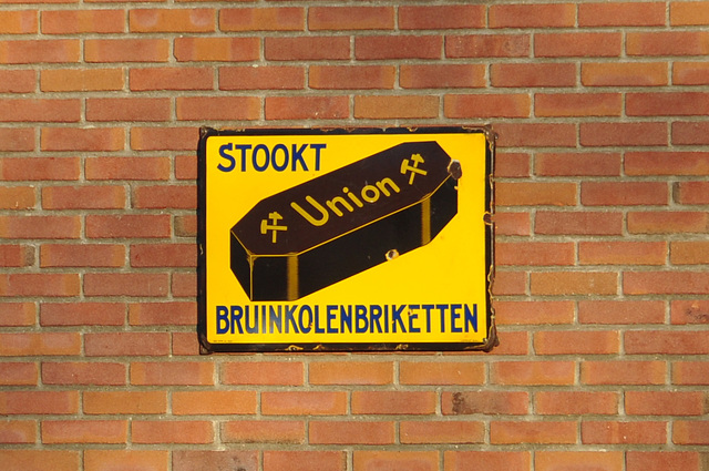 Signs: Stoke Union brown coal briquettes