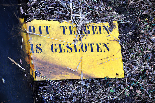 Signs: Dit terrein is gesloten