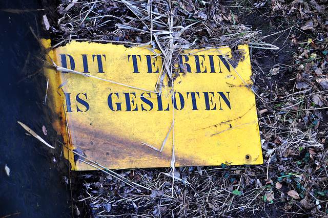 Signs: Dit terrein is gesloten