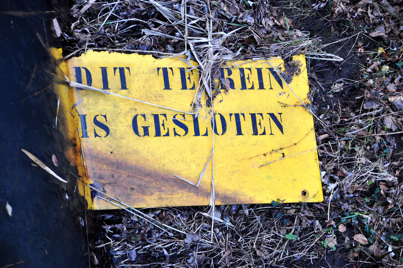 Signs: Dit terrein is gesloten