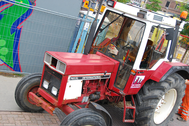 International 745 XL tractor