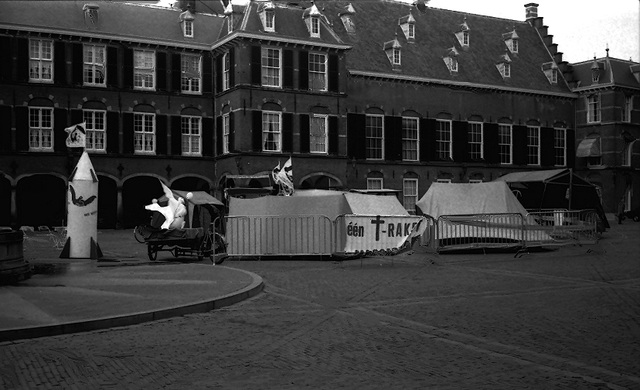 Protest against nucleair missiles on the Binnenhof in the Hague