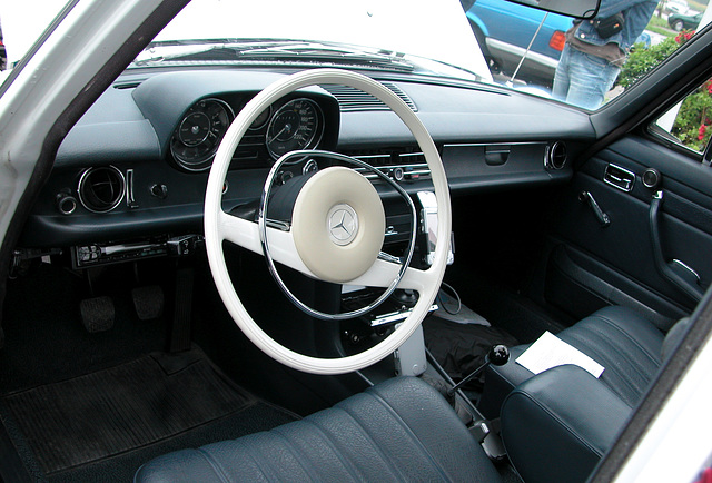 White steering wheel and old-style stick gear pole