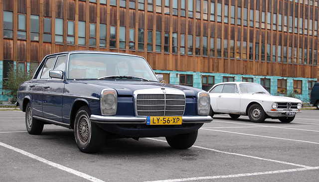 A small impromptu 1970s car show