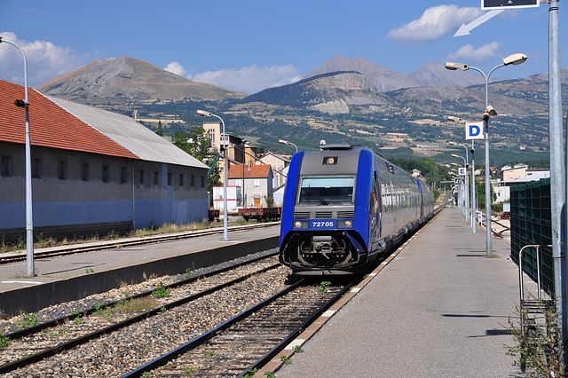 Holiday 2009 – French local train 72705 arriving in Gap, France