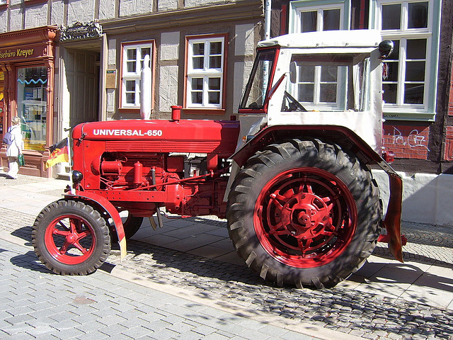 Universal-650 Tractor