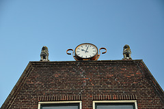 Things on rooftops: The time defended by two lions