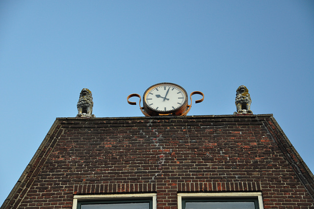 Things on rooftops: The time defended by two lions