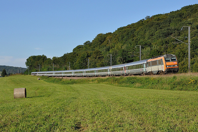 Train Corail dans la courbe des Arsures