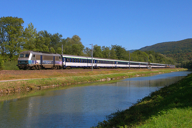 Pèlerin en W dans la vallée du Doubs