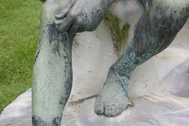 piedo kaj gamboj (Fuß und Beine des Hermes von Neapel)