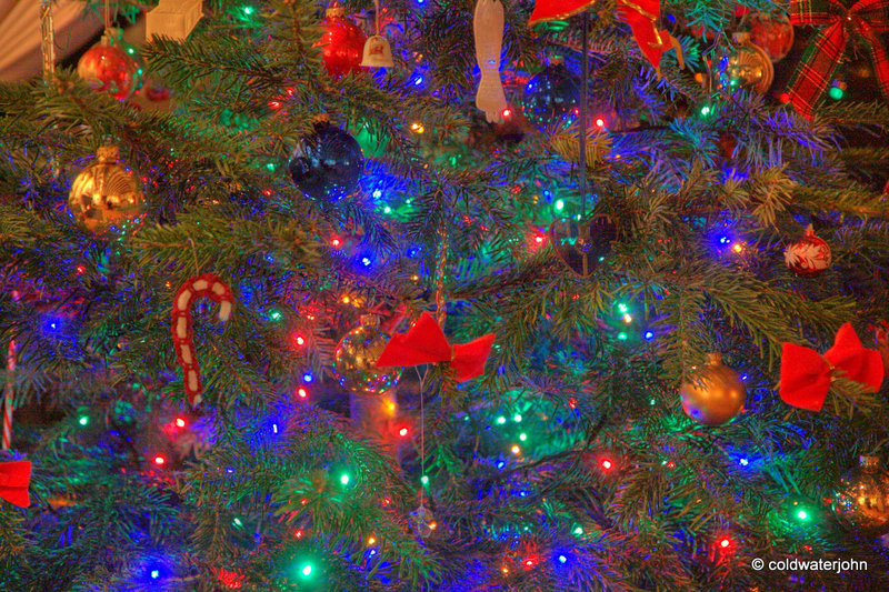 Xmas Eve: Tree finally decorated!