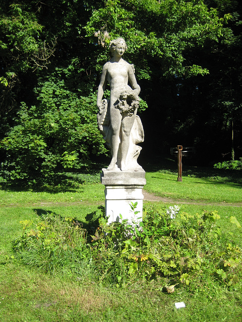 Skulptur (Schönheit) im Schlosspark Blankensee