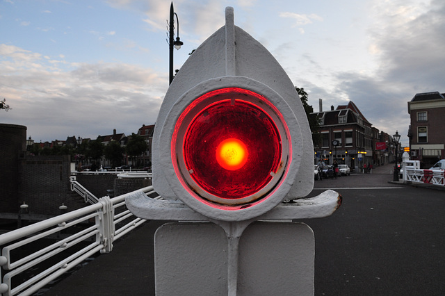 Red light on the harbour bridge in Leiden