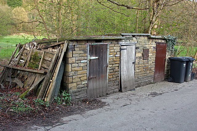 Earth closets, Hipperholme