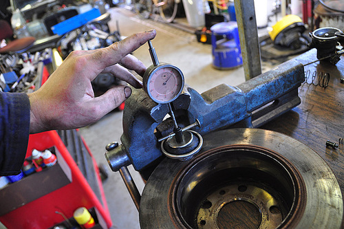 Measuring the compensation clearence of the membrane of a pneumatic governor of a Bosch diesel pump