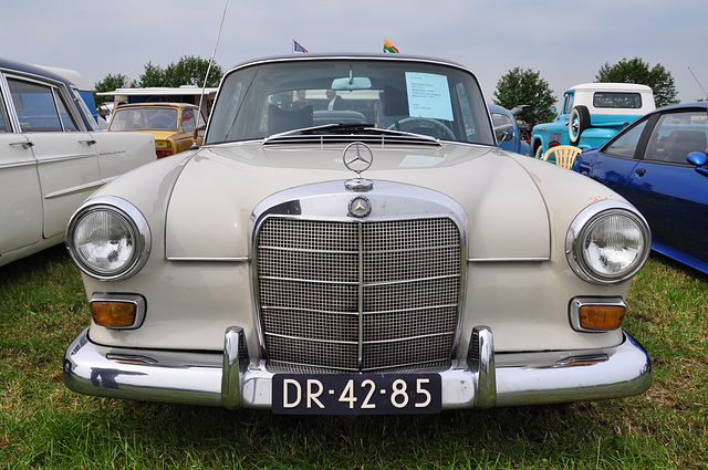 Oldtimershow Hoornsterzwaag – 1966 Mercedes-Benz 230