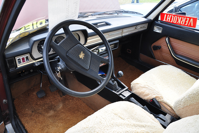 Oldtimershow Hoornsterzwaag – Peugeot 504 diesel interior