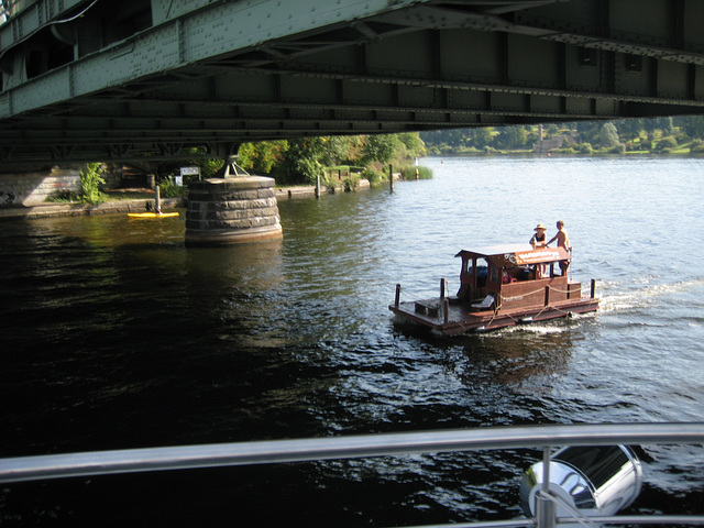 Kleines Floß auf Großer Fahrt unter der Glienicker Brücke!!!