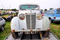 Oldtimershow Hoornsterzwaag 2009 – 1956 Renault Juvaquatre