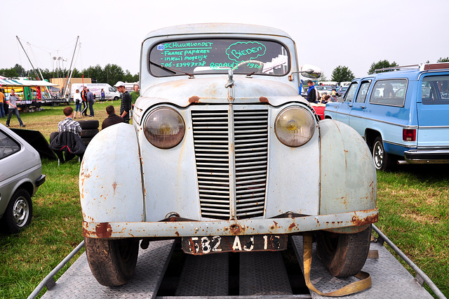 Oldtimershow Hoornsterzwaag 2009 – 1956 Renault Juvaquatre