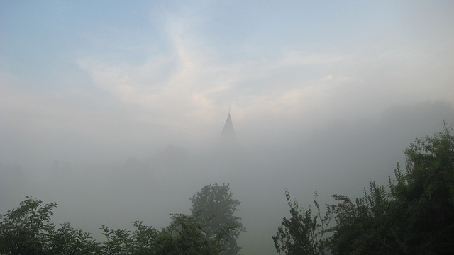 Die Wehrkirche in Greutschach im Nebel