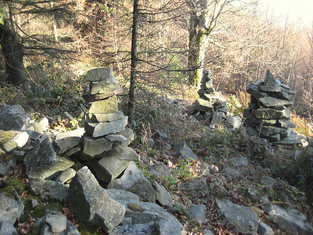 Steinmännchen auf dem Weg zum Schöpfl