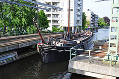 Hoop op Behoud passing the Rijnzichtbrug (Rhine View Bridge)