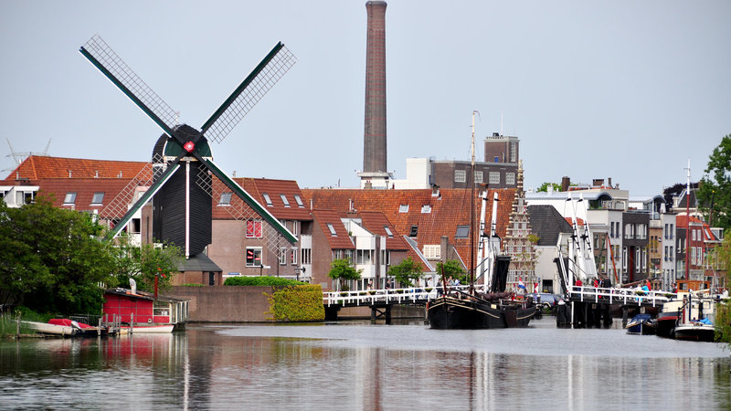 Hoop op Behoud passing the Rembrandt Bridge