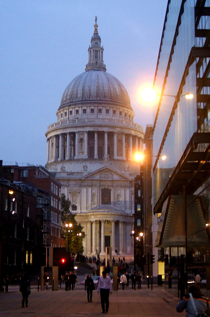 St Pauls at night