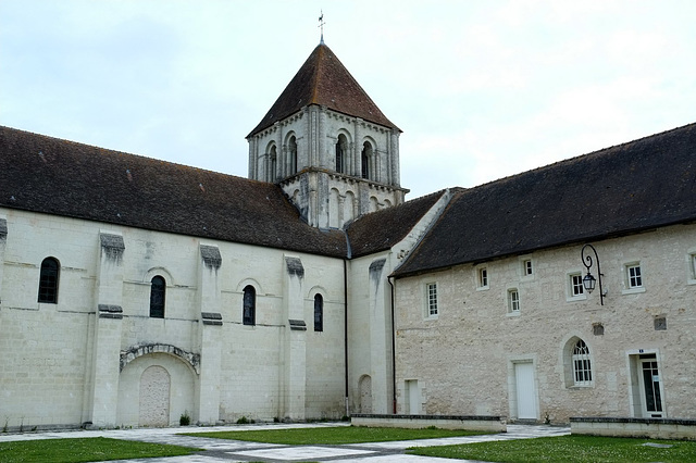 Cloître du prieuré de Lencloître - Vienne