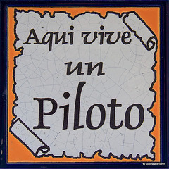 I would rather the tile said, "Aquí vive un fotógrafo" but maybe they don't make those!