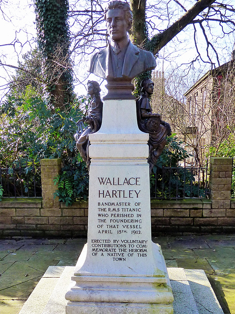 Похоронен на английском. Мемориал Уоллеса хартли. Уоллес хартли Титаник. Могила Уильяма Уоллеса.