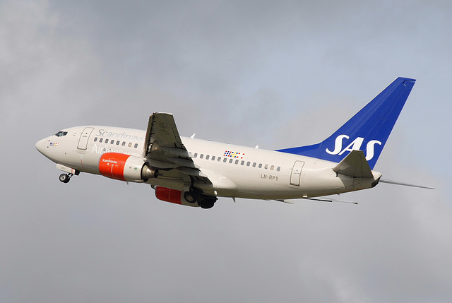 LN-RPY B737-683 SAS