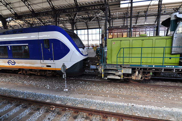 SLT 2620 at Haarlem Station with EMU 454 & 463