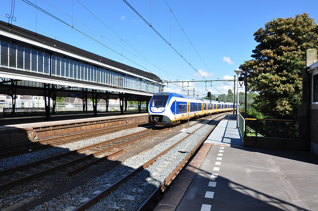 SLT 2620 at Haarlem Station with EMU 454 & 463