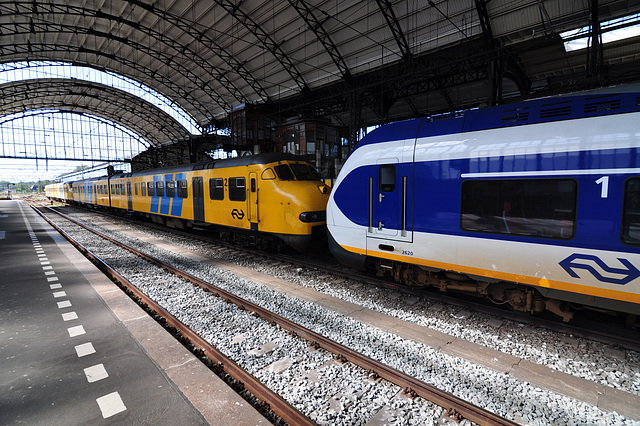 SLT 2620 at Haarlem Station with EMU 454 & 463