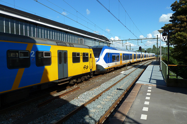 SLT 2620 at Haarlem Station with EMU 454 & 463