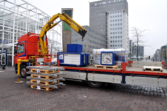 New platform signs for Leiden Central Station