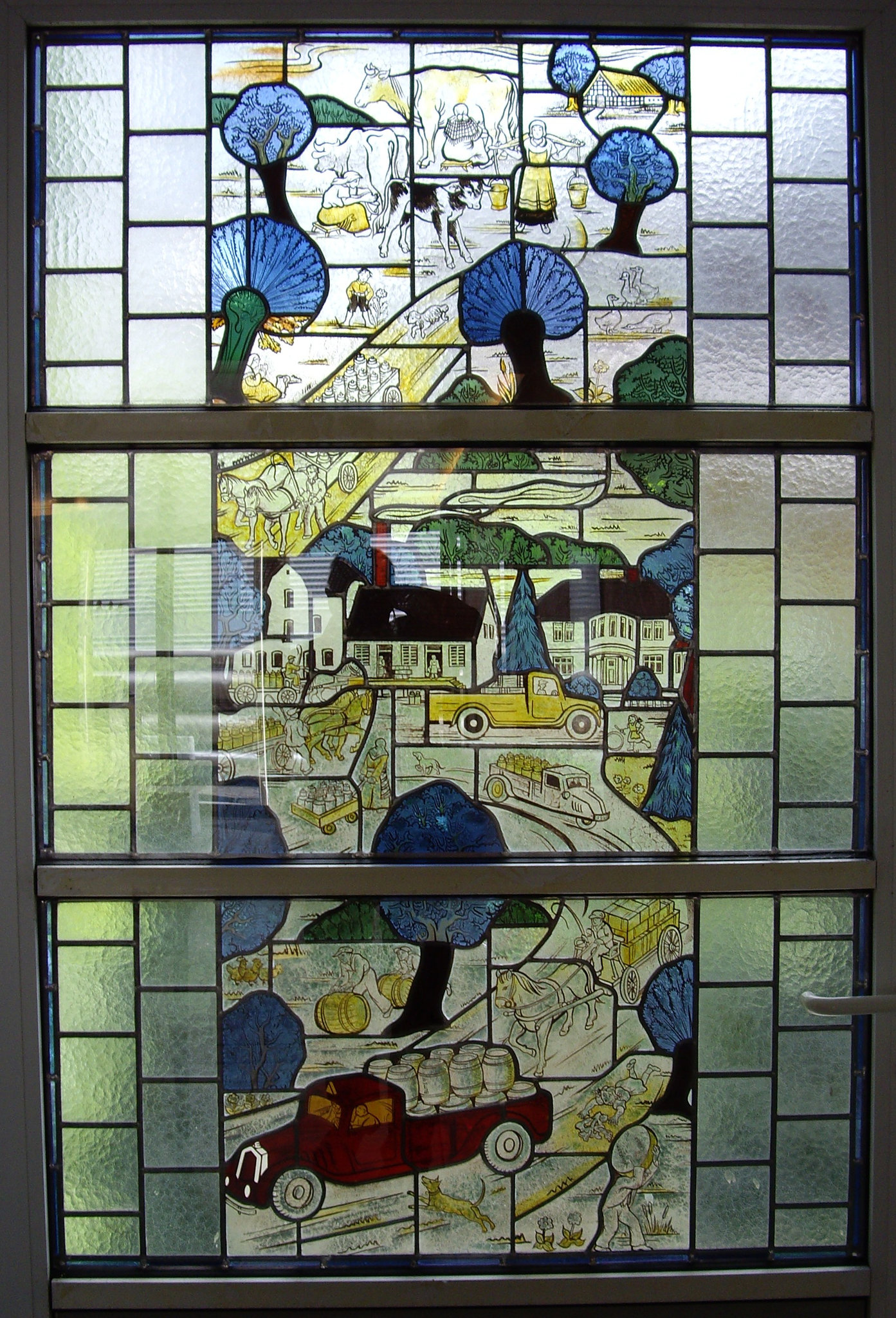 Buntglas der Molkerei Recke von 1931   heute eine Türfüllung